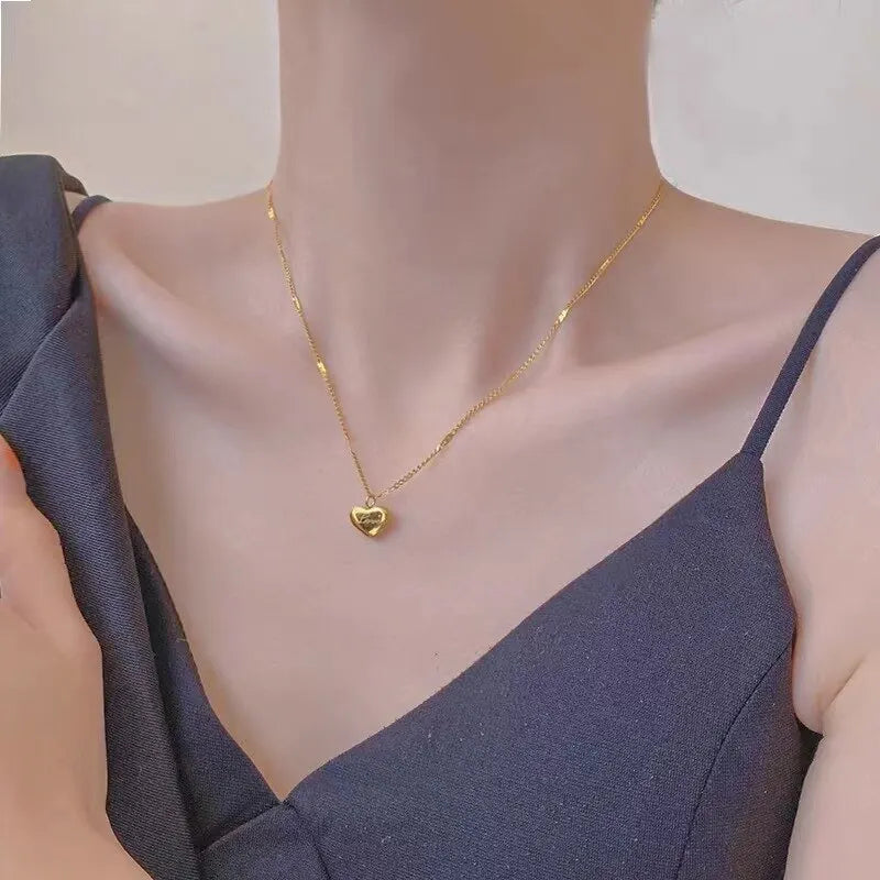 Collier doré avec pendentif cœur