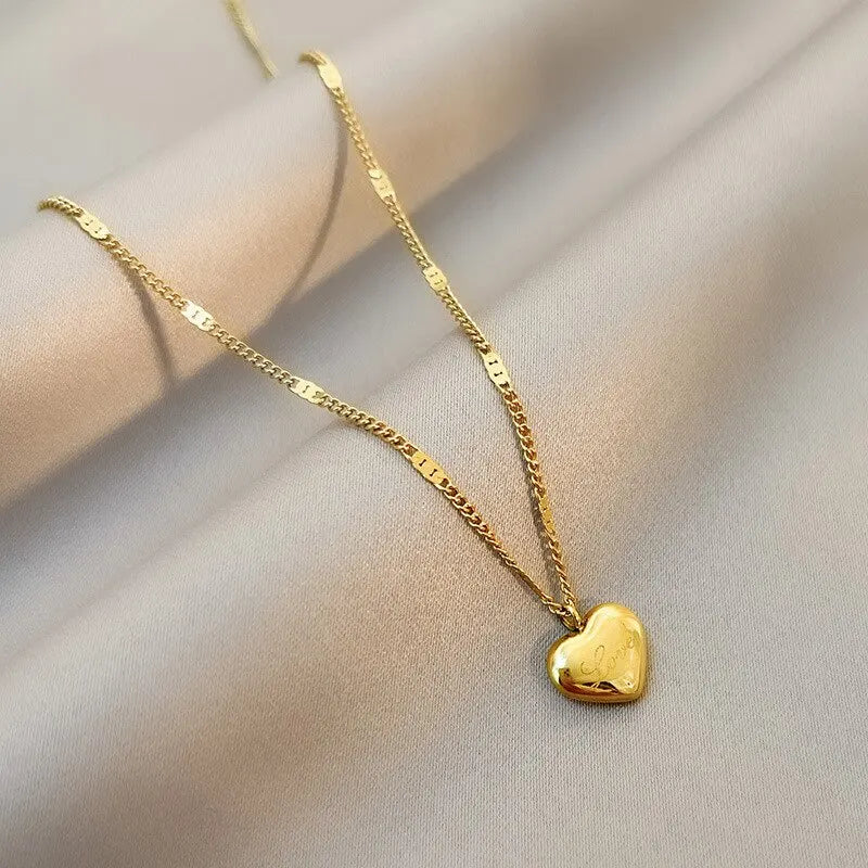 Collier doré avec pendentif cœur