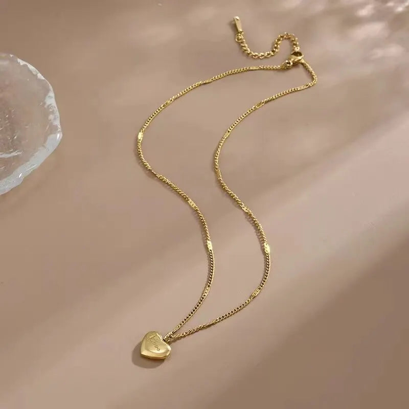 Collier doré avec pendentif cœur