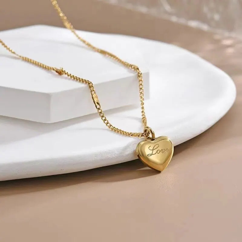 Collier doré avec pendentif cœur