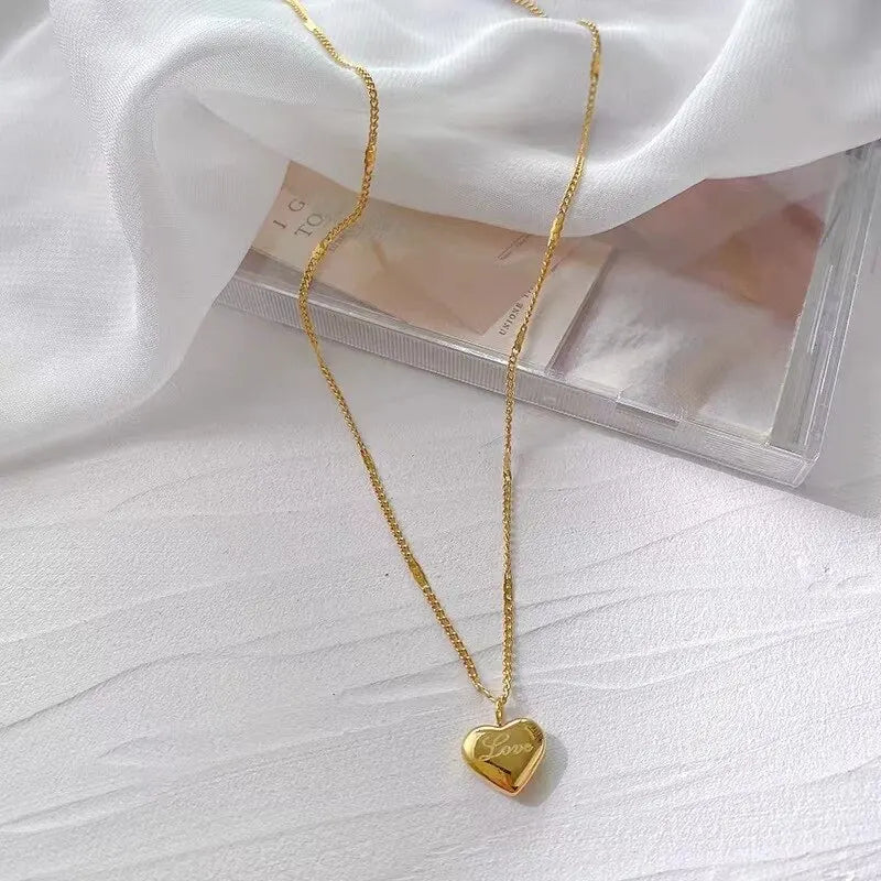 Collier doré avec pendentif cœur